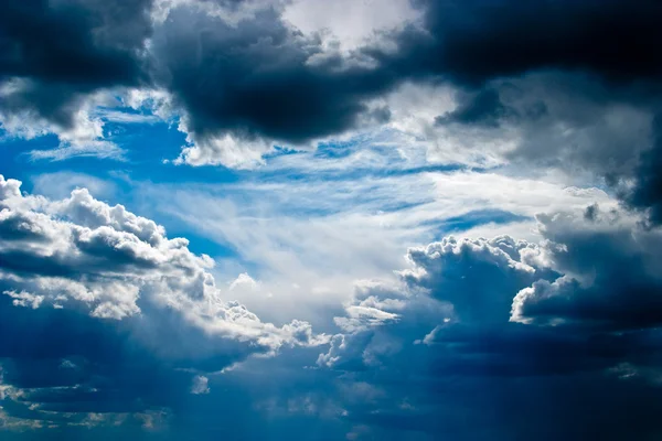 Сценические кучевые облака — стоковое фото