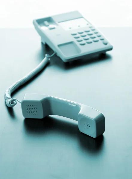 Телефон на столе — стоковое фото