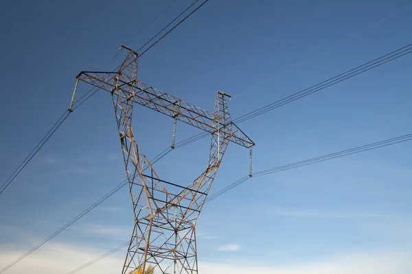 Yüksek voltajlı elektrik hatları — Stok fotoğraf