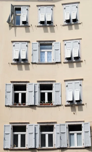 Любопытные окна — стоковое фото