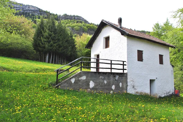 Маленький дом в горах — стоковое фото