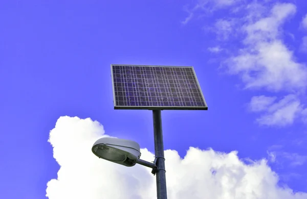 Zonnepanelen om elektriciteit te produceren — Stockfoto