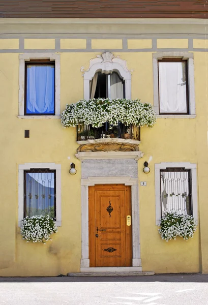 Дом с окнами — стоковое фото