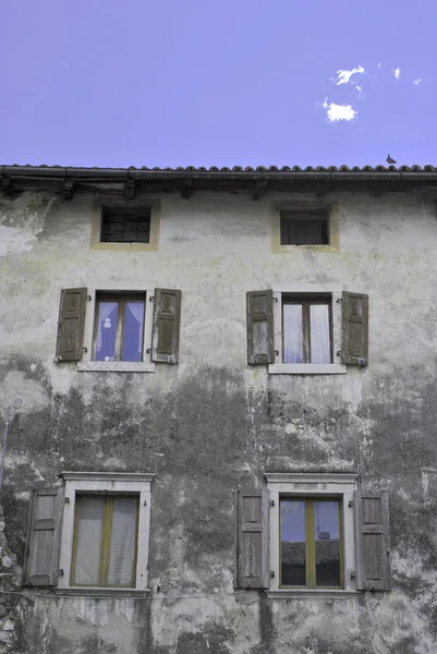 Huis met ramen — Stockfoto