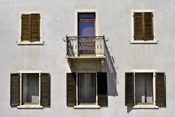 Haus mit Fenstern — Stockfoto