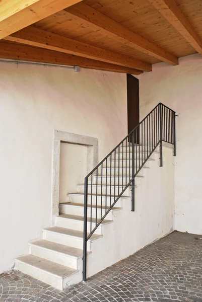Beyaz çimento merdiven — Stok fotoğraf