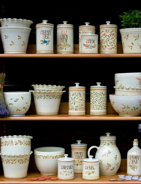 Un estante con una cerámica pintada —  Fotos de Stock