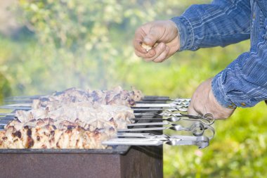 Izgarada şiş kebap