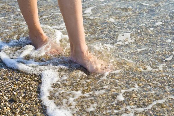 Ноги в морских волнах — стоковое фото