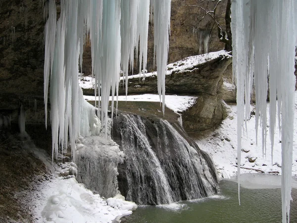 冰柱和瀑布 — 图库照片