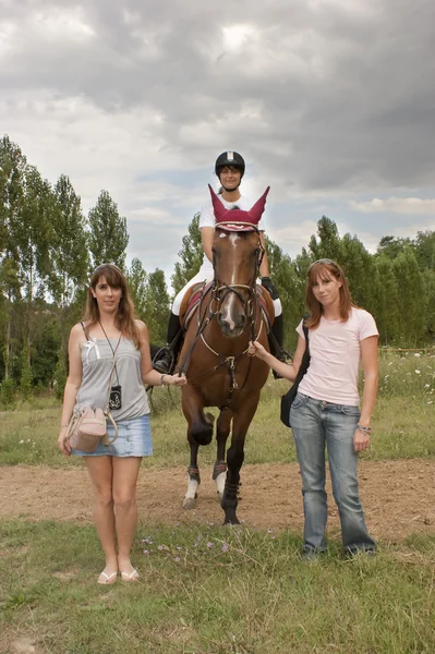 Tre flickor och en häst — Stockfoto