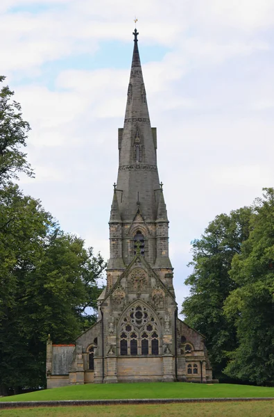 Kirche mit Kirchturm — Stockfoto