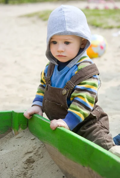 Enfant assis près du bac à sable — Photo