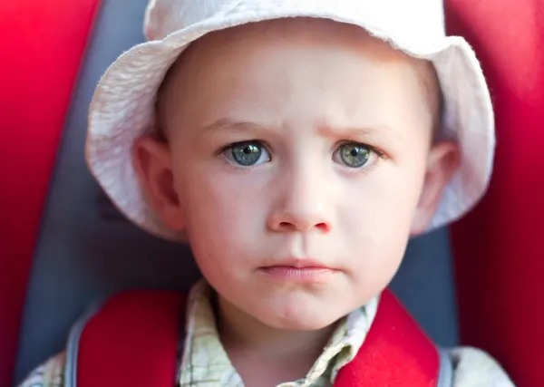 Ett porträtt av en liten pojke i vit panama Stockfoto