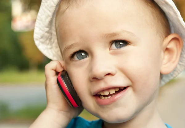 En pojke som talar i telefon Stockfoto
