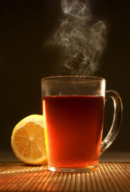 bir limonlu sıcak çay
