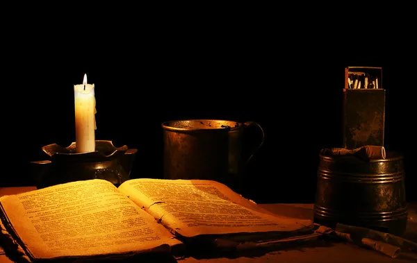 Карточка из прошлого: чтение при свече — стоковое фото
