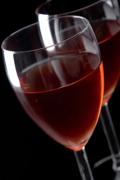 Két pohár vörös bort töltött — Stock Fotó
