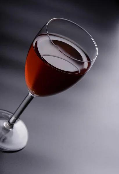 Елегантний келих з червоним вином — стокове фото