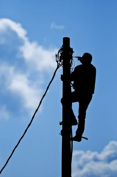 Pole üzerinde çalışan adam — Stok fotoğraf