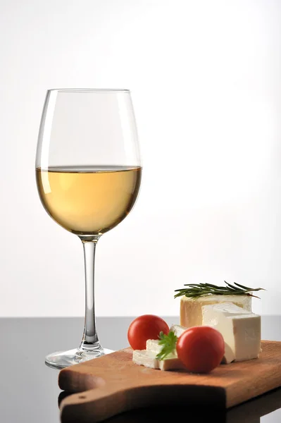 Wine with cheese and fresh tomatoes — Stock Photo, Image