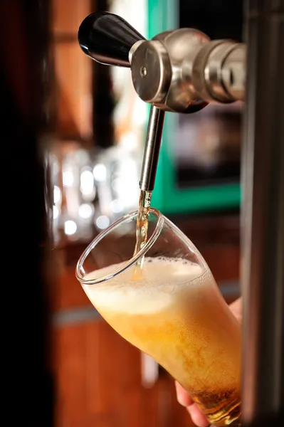 Filling glass in pub — Stock Photo, Image