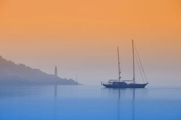 Segelboot im Mittelmeer — Stockfoto