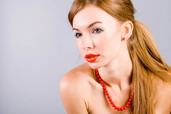 Chica en una perla roja — Foto de Stock