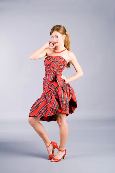 Kırmızı elbiseli kız stanting — Stok fotoğraf