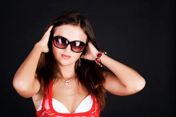 Signora in camicetta rossa e occhiali da sole — Foto Stock