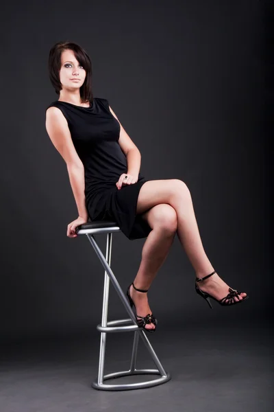 Mladá dívka na židli — Stock fotografie