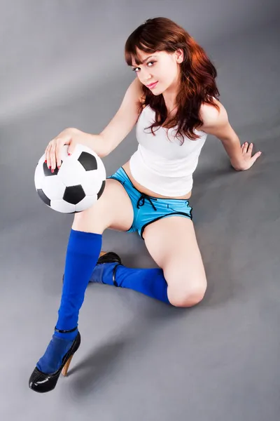 Mladá dívka a fotbalový míč — Stock fotografie