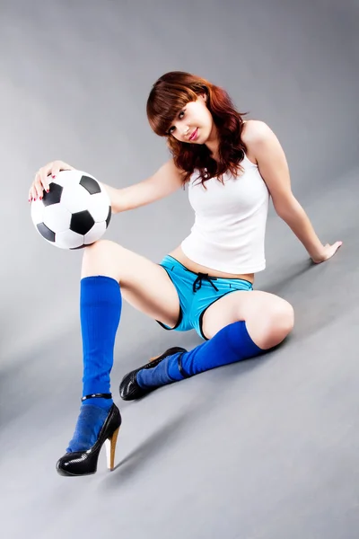 Krásná mladá dívka s fotbalovým míčem — Stock fotografie