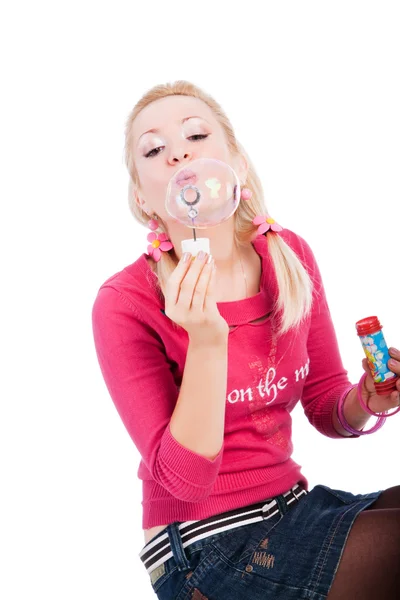 Zoete jonge meisje klap bubbels — Stockfoto