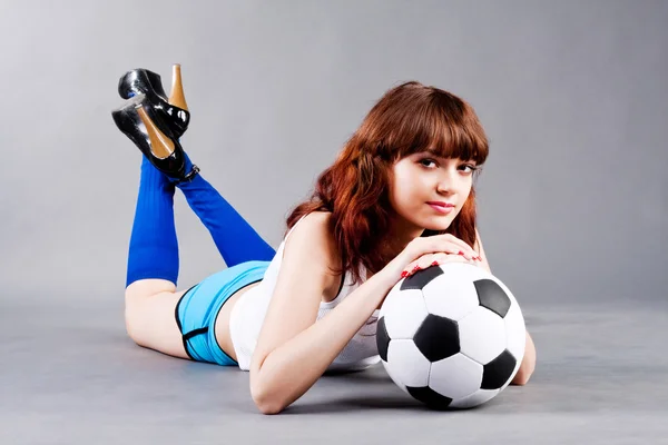 年轻女孩与足球球 — 图库照片