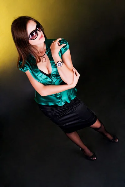 Брюнетка в зеленой блузке и солнечных очках — стоковое фото