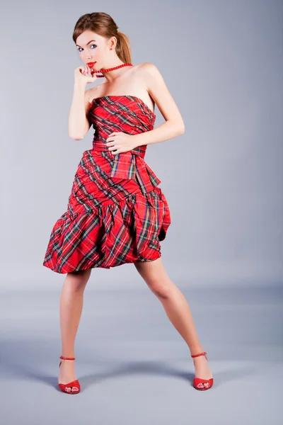 Lief meisje in een rode jurk — Stockfoto