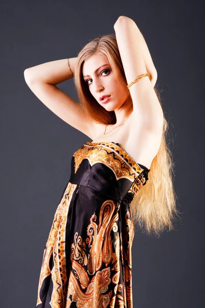 Krásná okouzlující blondýnka v šatech — Stock fotografie