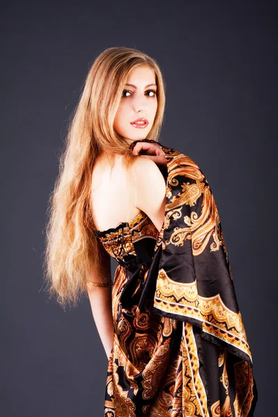 Vacker charmig ung flicka i klänning — Stockfoto