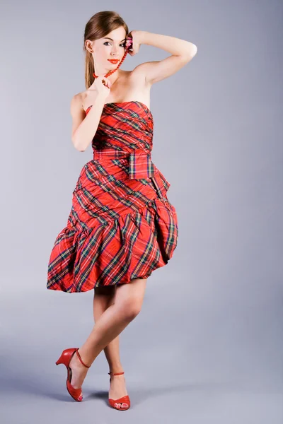Schöne verführerische Mädchen in rotem Kleid — Stockfoto