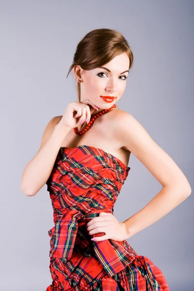 Jeune fille attrayante en robe rouge — Photo