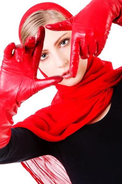 Молодая милая беззаботная девушка в красных перчатках — стоковое фото