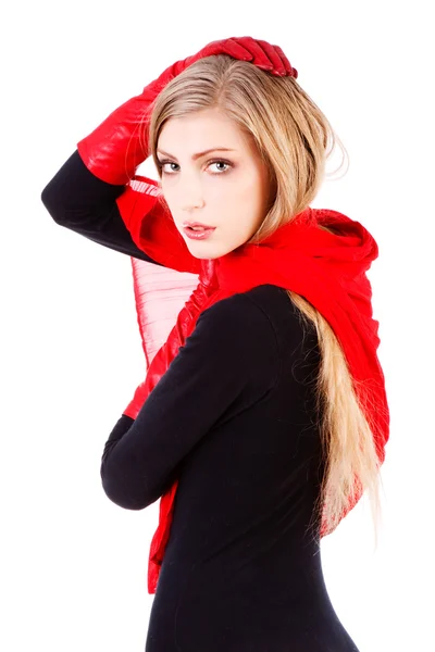 Молодая милая беззаботная девушка в красном шарфе — стоковое фото