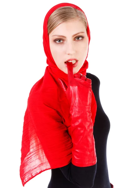 Verführerisch schöne Mädchen in rotem Schal — Stockfoto