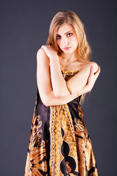Vackra lockande blond tjej i klänning — Stockfoto