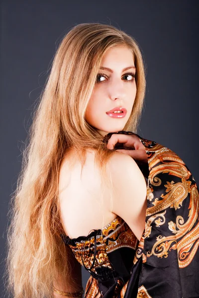Mooie sensualiteit blond meisje in jurk — Stockfoto