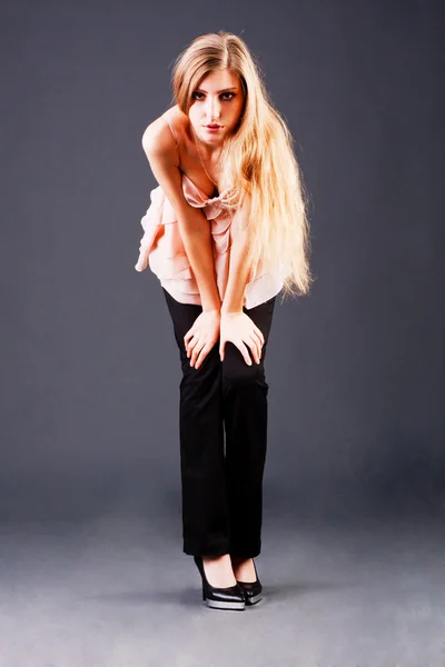 Mooie verleidelijke blond meisje in blouse — Stockfoto