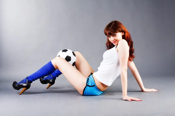 Giovane bella ragazza con un pallone da calcio — Foto Stock