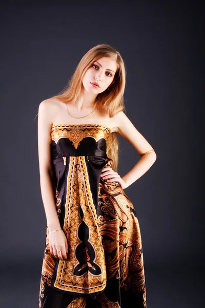 Ung attraktiv tjej i klänning — Stockfoto