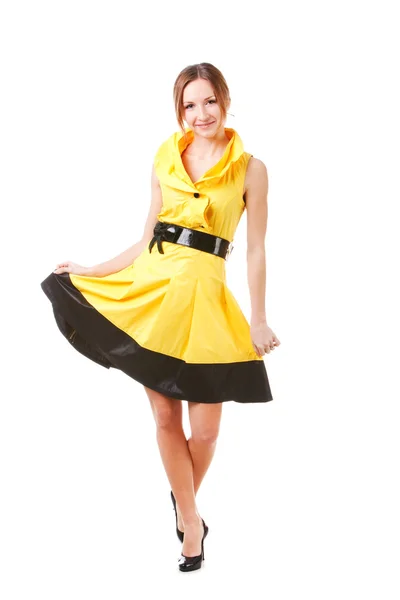 Молодая красивая девушка в желтом платье — стоковое фото